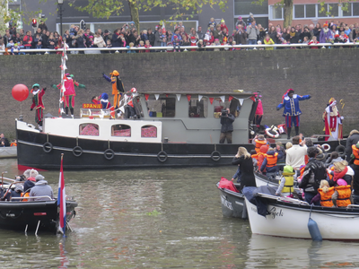 906671 Afbeelding van de stoomboot 'SPANJE' met Sinterklaas aan boord, op de Stadsbuitengracht bij de Tolsteegbrug te ...